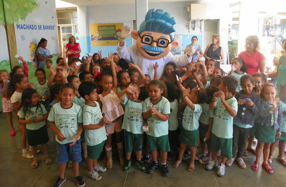 Cerca de 200 crianças entre 3 e 5 anos, participaram em dois períodos do lançamento da campanha na escola e se divertiram com a mascote Professor H2O./Foto: Divulgação SAAE
