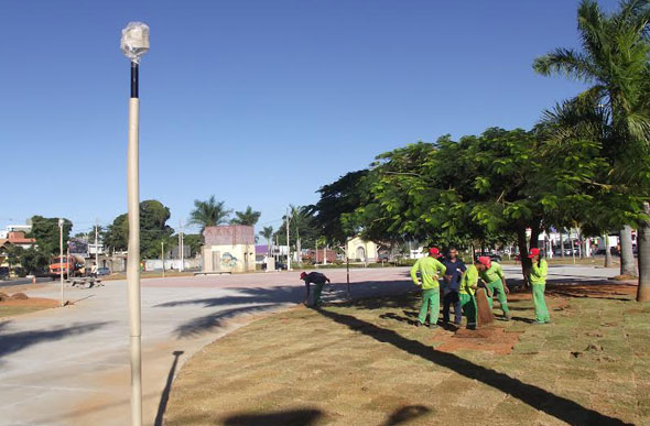 Praça da Bíblia recebendo plantio de grama/ Foto: Divulgação Prefeitura