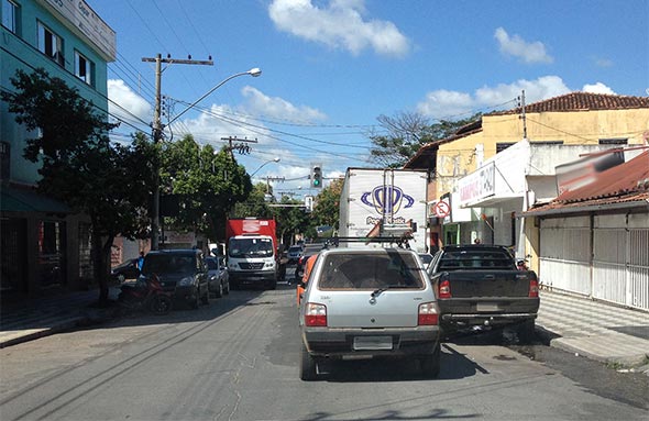 Motoristas tem dificuldade em trafegar pelo local - Foto: SeteLagoas.com.br