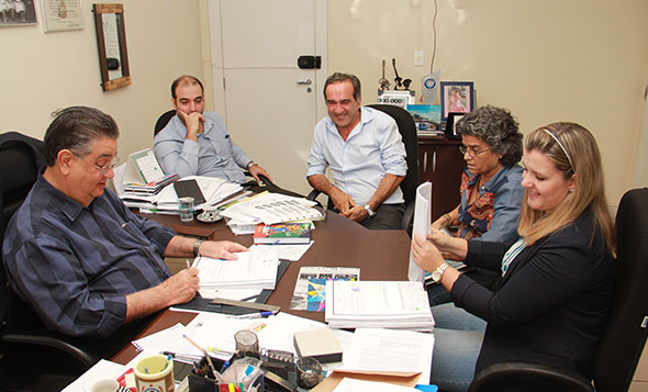 Prefeito Marcio Reinaldo assina projetos de leis complementas / Foto: Divulgação