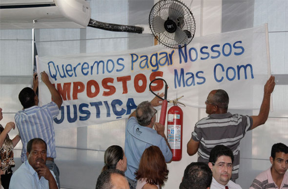 Manifestação popular durante a reunião de votação do Decreto Legislativo/Foto: Alan Junio