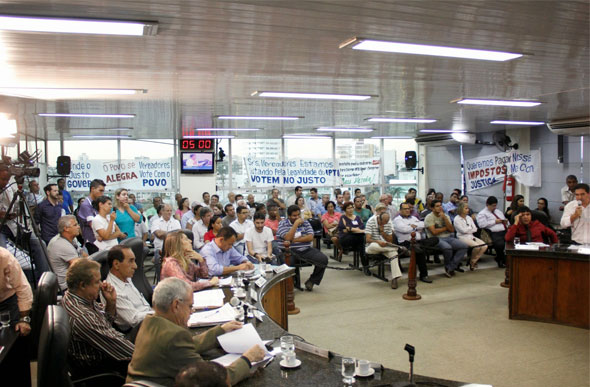 O Plenário da Câmara Municipal ficou totalmente lotado para a votação do Decreto Legislativo/Foto: Alan Junio