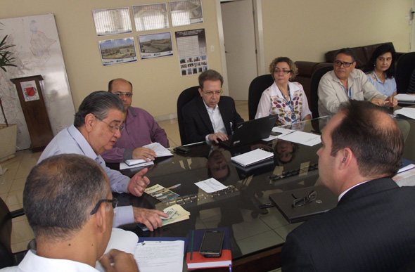 Prefeito Marcio Reinaldo em reunião com representantes da CAIXA / Foto: Divulgação