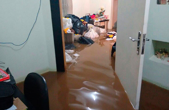 Chuva da noite passada inunda casa / Foto: WhatsApp