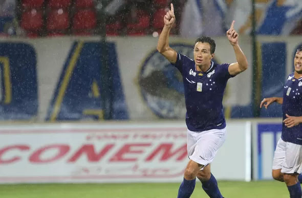 Leandro Damião comemora gol em goleada do Cruzeiro sobre o Villa Nova-MG / Foto: (Cristiane Mattos / Futura Press)