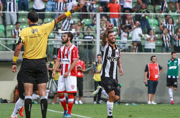 Carlos foi o nome do jogo fazendo 2 gols na vitória do Galo sobre o Leão/Foto:Divulgação
