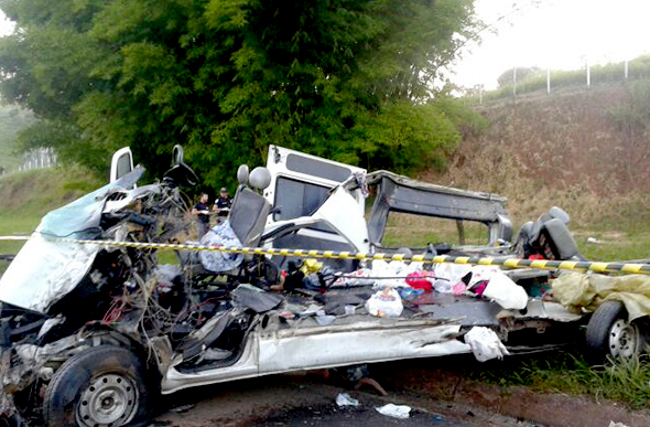 A van ficou completamente destruída / Foto Divulgação: PRF 
