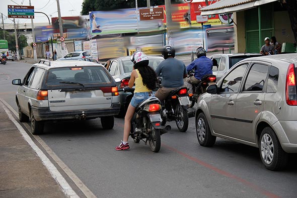 Neste caso além da motociclista um motorista também comete a infração - Foto: Alan Junio