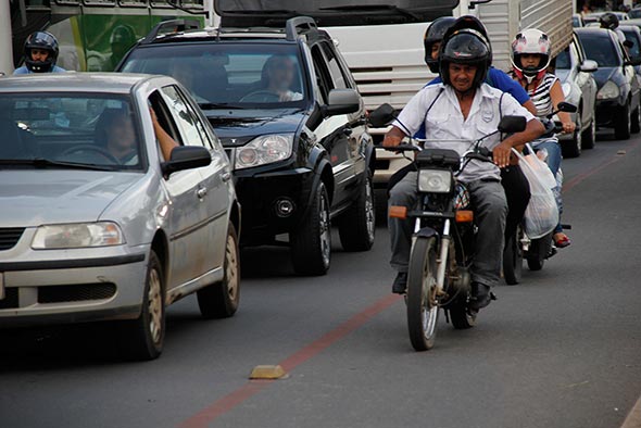 Duas motos transitam para fugir do trânsito pela ciclofaixa - Foto: Alan Junio