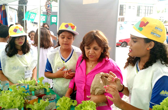 A secretária de educação Mércia Diniz, acompanhou os trabalhos dos estudantes / Foto: Ascom PMSL