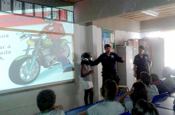 Guarda Civil em sala de aula ministrando os ensinamentos/Foto:GCM