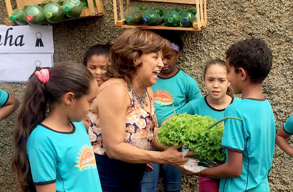 A secretária de educação Mércia Diniz foi presenteada com produtos cultivados pelas crianças/Foto:Ascom Prefeitura