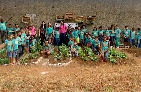As crianças cultivaram a horta na escola/Foto: Ascom Prefeitura