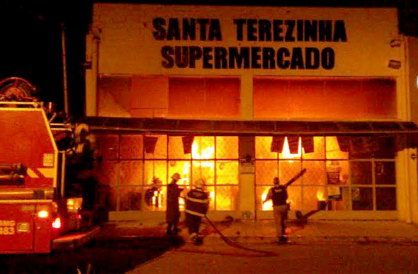 Grande parte da mercadoria no supermercado ficou destruída/Foto:Polícia Militar