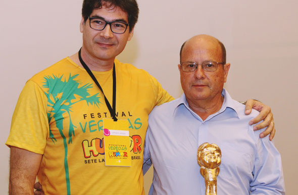  Capucci Jr (membro do Instituto) entrega troféu de homenagem ao irmão de Zacarias, Murilo Faccio Gonçalves/ Foto: Junio Souza