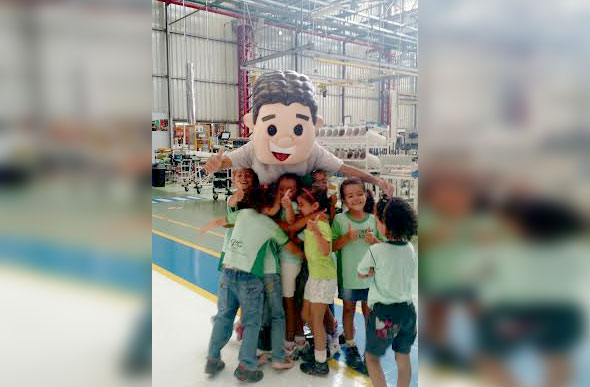 As crianças do projeto visitaram o setor de produção da Iveco/Foto:Ascom Prefeitura