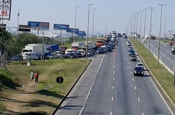 Trânsito continua lento próximo a Ceasa/ Foto: divulgação PRF