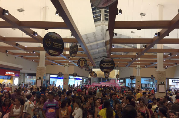 Pessoas lotaram a praça de alimentação do shopping em busca de um autógrafo / Foto: Divulgação 