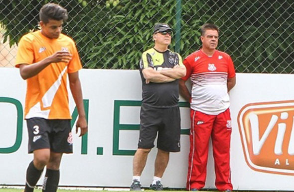 Os técnicos Levi Culpi do Atlético-MG e Jurandy Gama Filho ( Democrata-SL) observam o jogo-treino na Cidade do Galo / Foto: Victor Martins / Uol  