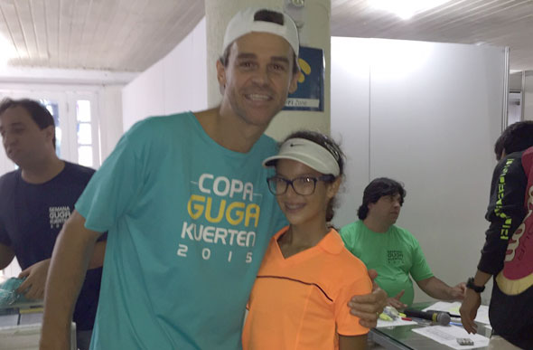 Ex-número um do mundo Gustavo Kuerten (à esq.) e a tenista Júlia Campolina  / Foto: Arlem Tavares 