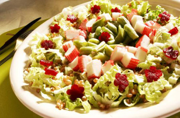 Salada de camarão e kani com maçã, cenoura, ervilha e nozes/ Foto ilustrativa: peetersplace