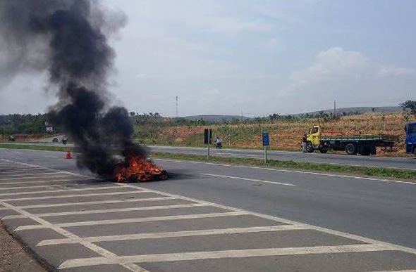 Os motorista queimaram pneus mas se dispersaram logo em seguida/Foto: enviada via Whatsapp