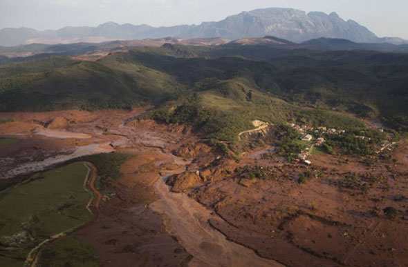 Destruição provocada pelo rompimento de duas barrages com rejeitos de mineração no distrito de Bento Rodrigues, em Mariana/ Foto: Felipe Dana / AP