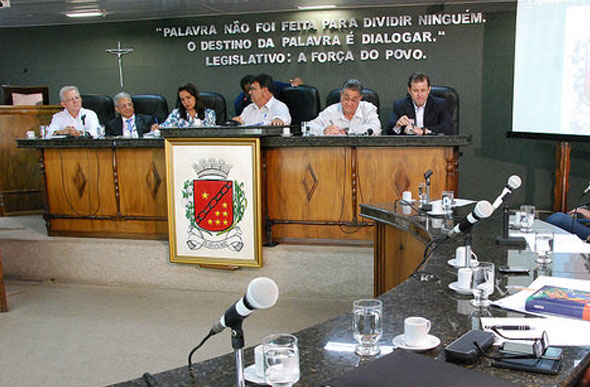 Autoridades participaram da audiência sobre a pavimentação da estrada que liga Sete Lagoas a Araçaí/ Foto: divulgação Câmara