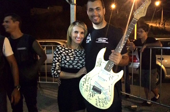 Paula Matoso ganhadora da guitarra autografada pela banda Tianastácia e seu noivo Mateus Moura / Foto: Reprodução Facebook