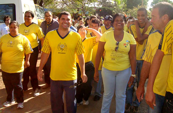 Alunos e professores da APAE de Sete Lagoas / Foto: reprodução facebook