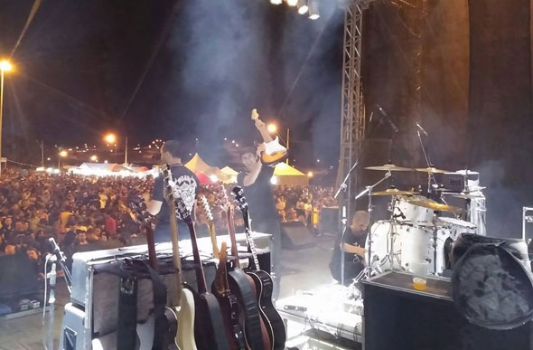 Rodrigo Godoy ganhou uma guitarra autografada da Banda Tianastácia / Foto: Reprodução Facebook 