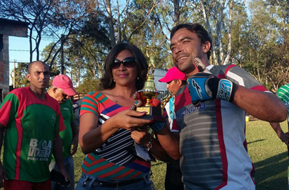 Presidente da Liga Eclética Desportiva Leia Dias entrega troféu para o goleiro Tioca / Foto: LED'S