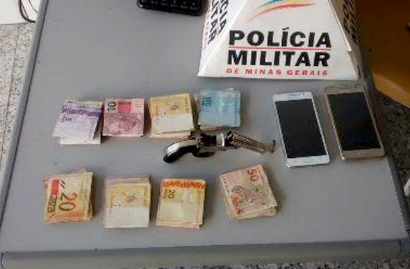 Uma garrucha calibre .32 e uma quantia em dinheiro foram apreendidas/Foto: Polícia Militar