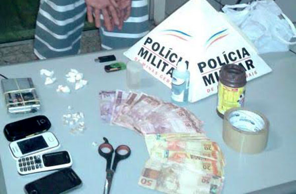 A Polícia apreendeu o menor com drogas, dinheiro e outros materiais usados para a prática do tráfico/Foto:Polícia Militar