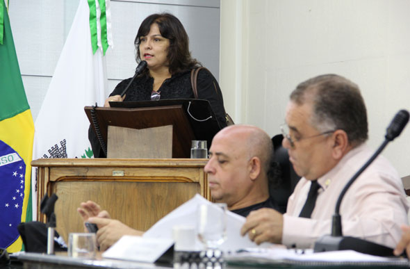 Vereador Milton Martins (PSC) acionou representantes da secretaria municipal de Obras para explicar asfaltamento / Foto: Ascom Câmara