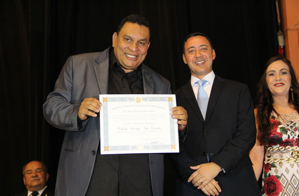  Caramelo recebeu diploma das mãos do juiz eleitoral Alessandro Borges / Foto: Ascom Câmara