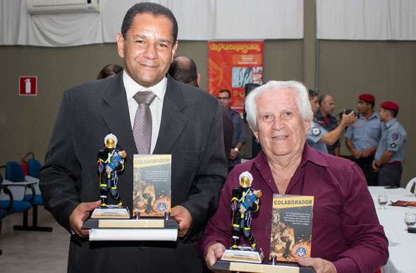 Representando o deputado, o radialista e empresário Geraldo Alves Padrão recebeu a homenagem / Foto: Ascom Douglas Melo