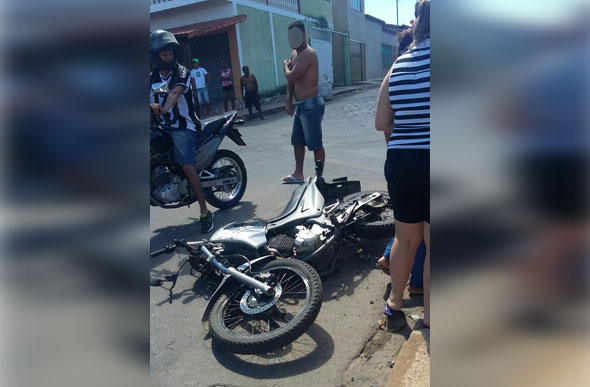 O condutor da moto sofreu escoriações no braço esquerdo e foi levado para o Hospital Municipal / Foto: Enviada por leitor / via WhatsApp