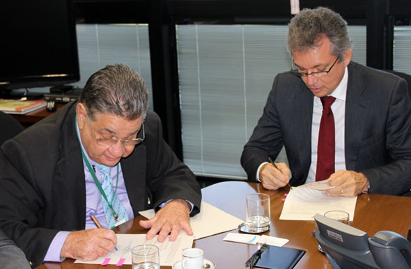 Prefeito Marcio Reinaldo e secretário de Estado, Altamir Rôso assinam Termo de Cooperação Técnica / Foto: Leonardo Horta/Ascom SEDE