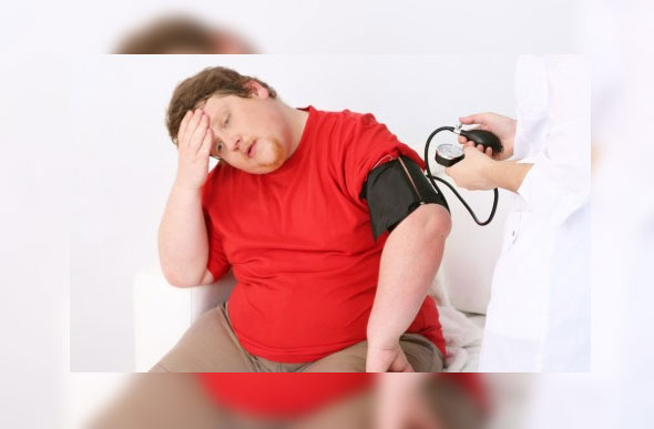 Sem o fator hereditário, a hipertensão pode acometer em indivíduos que não mantém hábitos saudáveis de vida / Foto: grupoalimentosfuncionais.blogspot.com
