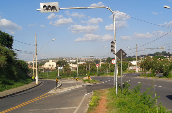 Travessia que dá acesso a motorista que desce a Rua Cassimiro de Abreu para a Avenida Norte Sul / Foto: Tatiane Guimarães
