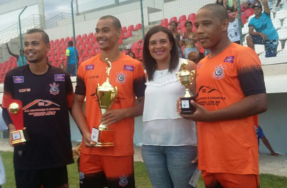 Leia Dias com os jogadores do Corinthians / Foto: Divulgação 