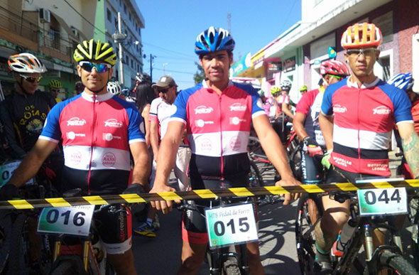 Integrantes da Fúria Bike Team - Henrique Abreu (à esq.), Alessandro Ferreira ( ao centro) e Gilvan Barbosa / Foto: Arquivo Pessoal / Fúria Bike Team 