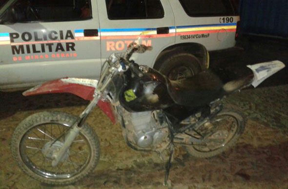 Na abordagem a polícia recuperou uma moto Honda Bros furtada / Foto: Divulgação