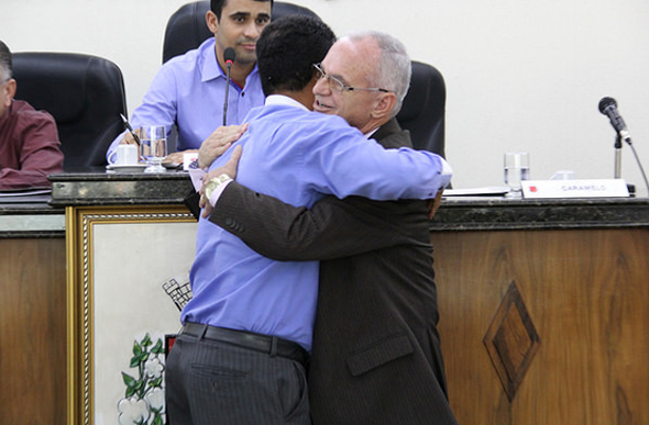 O vereador Pastor Alcides propôs um abraço para colocar fim na briga judicial/ Foto: ascom Câmara