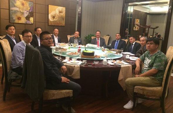 O prefeito Marcio Reinaldo e o secretário Silvio de Sá reuniram com empresários e políticos da cidade de Yixing/ Foto: divulgação 