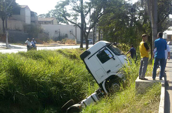 O caminhão parou no córrego do Diogo / Foto: enviada pelo whatsapp