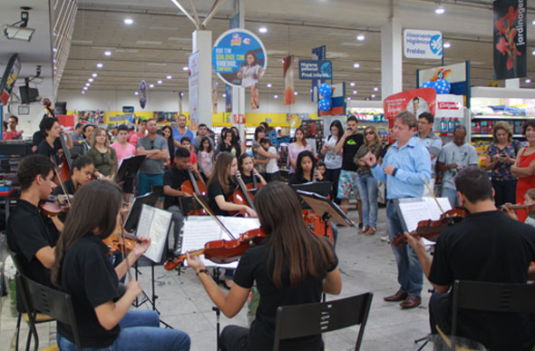 Orquestra Jovem de Sete Lagoas em apresentação especial de Dia dos Pais promovida pela Supermercado Sta. Helena / Foto: Marcelle Louise