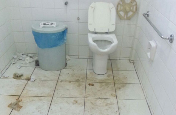Pacientes encontraram o banheiro imundo / Foto: enviada pelo whatsapp