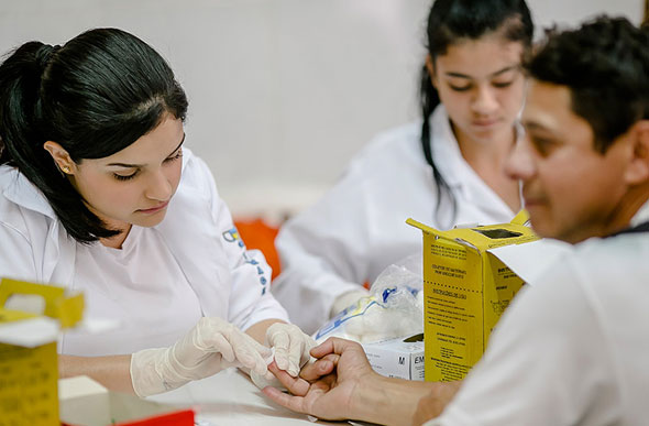 O teste é feito por meio de exame de sangue, com uma picada no dedo, semelhante ao de glicemia / Foto: hepatitezero.com.br